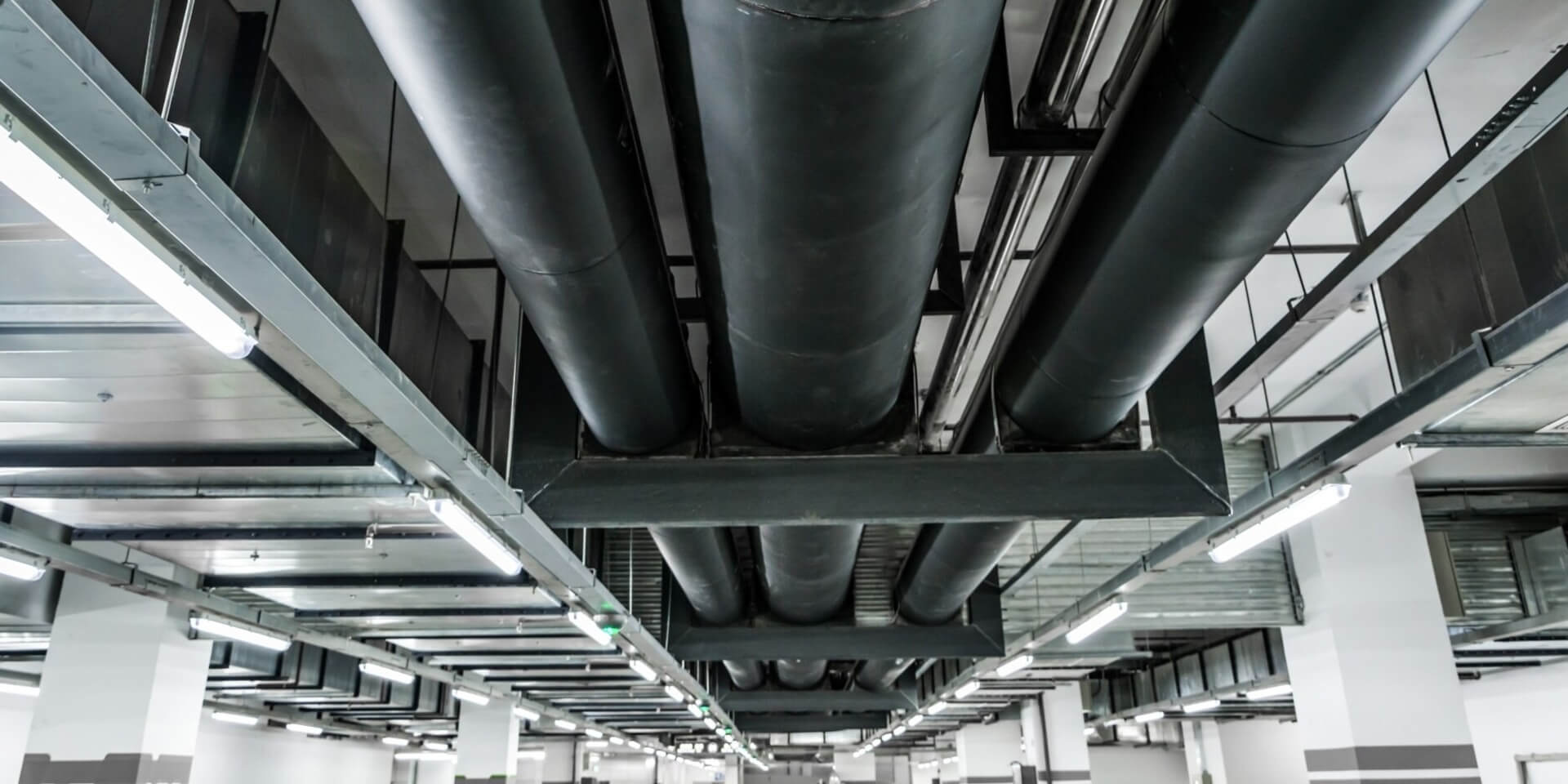 Tuyaux industriels CVCS representant un salle de machine de data center pour des refroidissement a eau glacée