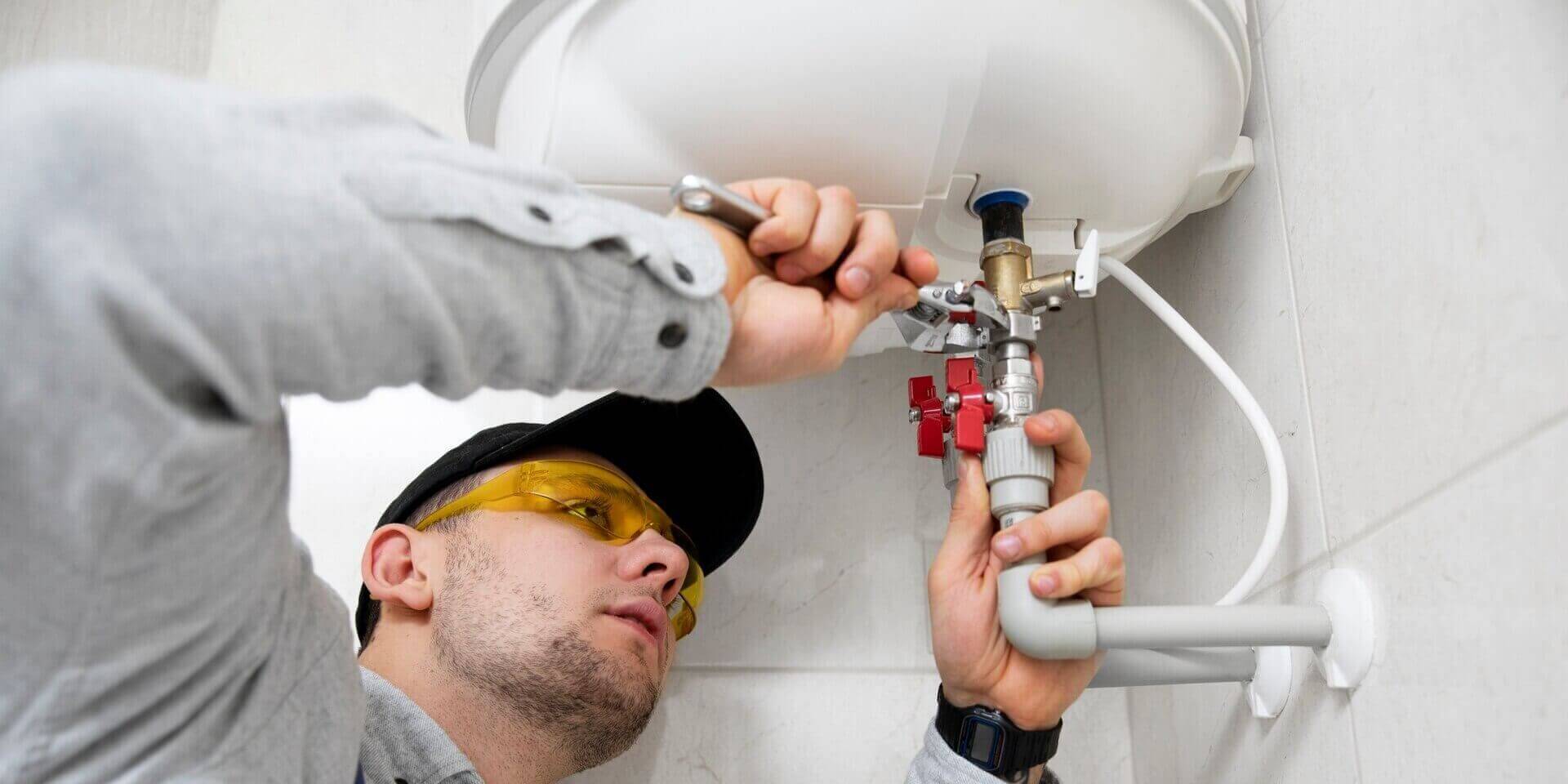 Technicien CVCS réparant une climatisation