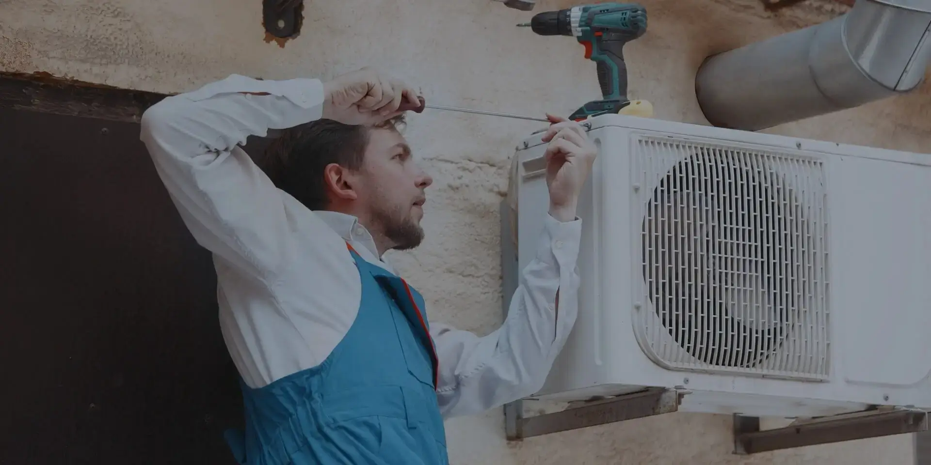 Technicien CVCS réparant une climatisation